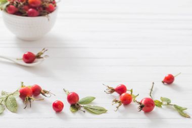 Ahşap bir arka planda dogrose dutları