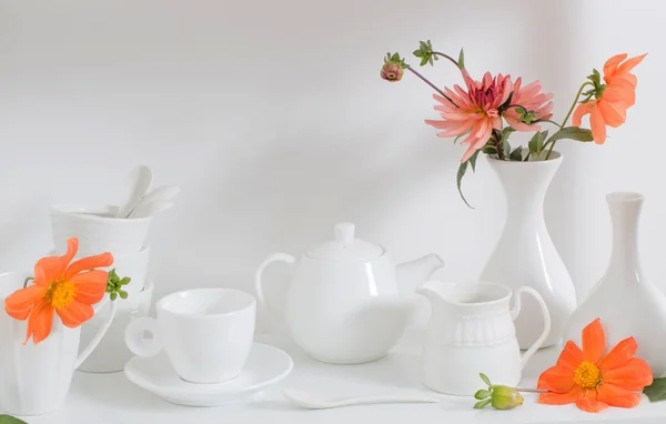 Белая посуда с цветами на деревянной полке — стоковое фото