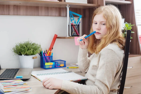 Fille adolescent faire des devoirs — Photo