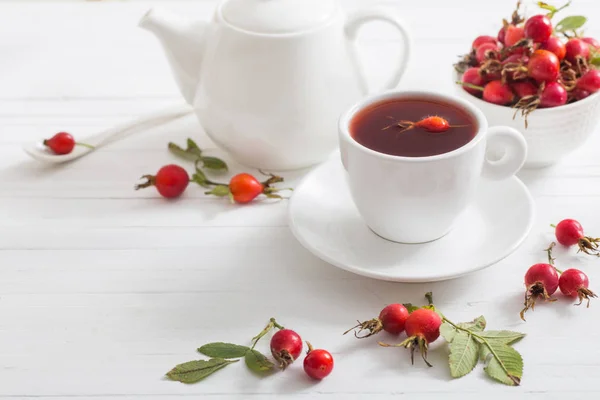 Herbata z jagody filiżanka na podłoże drewniane — Zdjęcie stockowe