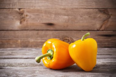 eski ahşap arka plan üzerine biber