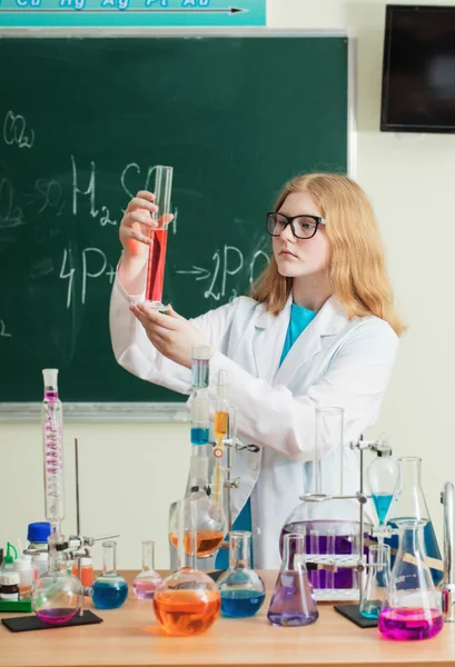Menina faz uma experiência química em uma lição de química — Fotografia de Stock