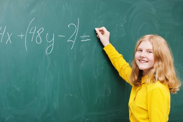 Una chica en la pizarra en una clase de matemáticas —  Fotos de Stock