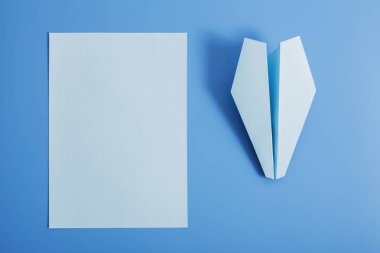 mavi renk arka plan üzerinde kağıt uçak