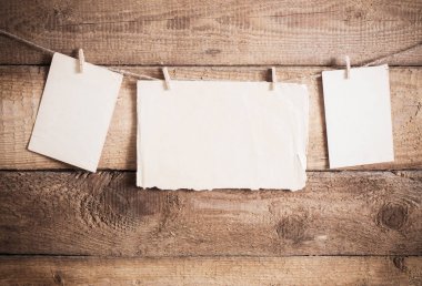 Ahşap zemin üzerine eski kağıt