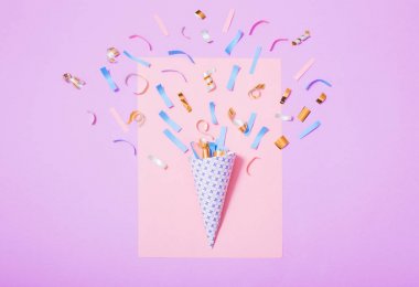 konfeti kağıdı arka plan üzerinde şapkalı doğum günü