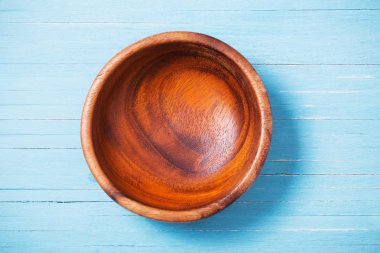 Mavi ahşap zemin üzerine ahşap dishware 