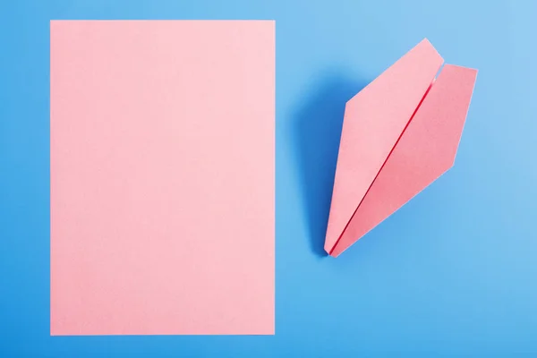 Plano de papel sobre fondo de color azul — Foto de Stock