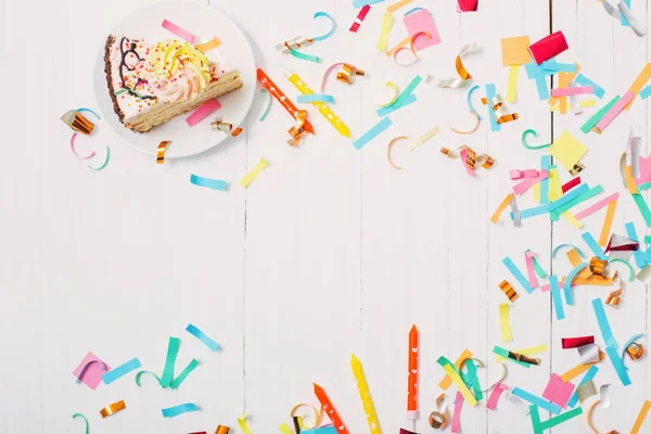 Birthday cake and  decoration on white wooden background — Stock Photo, Image
