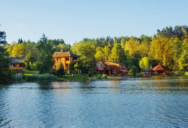 Göl kenarında ahşap evler