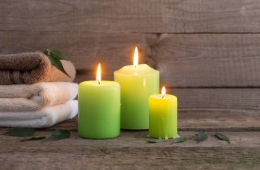 Kaplıca tedavisi üzerinde koyu ahşap adam güzel kompozisyon