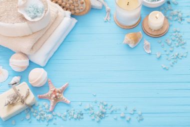 Spa kavramı mavi ahşap zemin üzerine mumlar ile