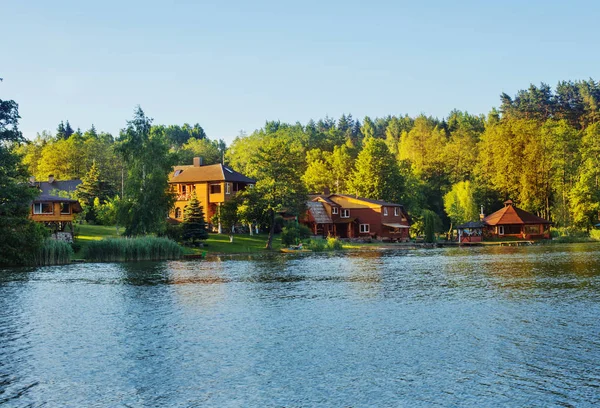 Wooden houses on lake — Stock Photo, Image