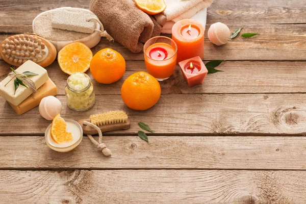 Conceito de spa com frutas laranja no fundo de madeira velho — Fotografia de Stock