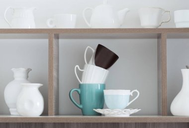 ahşap raf beyaz mutfak eşyaları