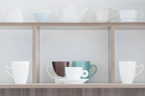 Białe naczynia na drewnianej półce — Zdjęcie stockowe