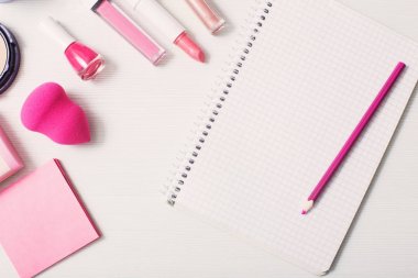 Kadın pembe kozmetik, üstten görünüm