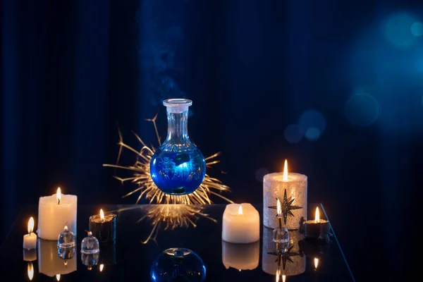 Magische drankjes op een blauwe achtergrond — Stockfoto