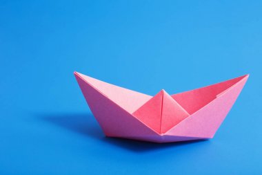 kağıt tekne mavi kağıt arka plan üzerinde