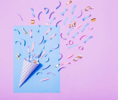 konfeti kağıdı arka plan üzerinde şapkalı doğum günü