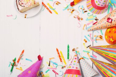 doğum günü pastası ve dekorasyon Beyaz ahşap zemin üzerinde