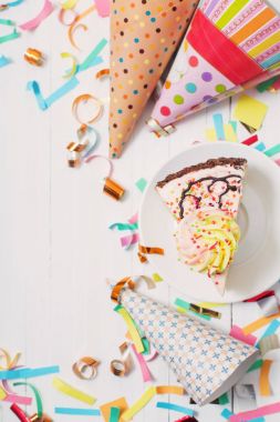 doğum günü pastası ve dekorasyon Beyaz ahşap zemin üzerinde