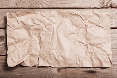 ahşap zemin üzerinde buruşuk kağıt