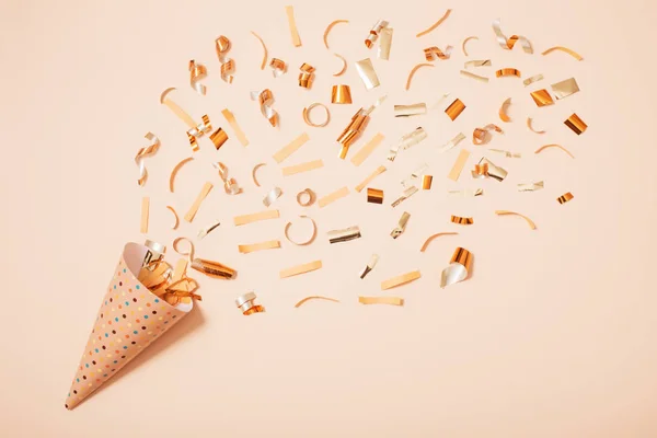 Chapéu de aniversário com confete no fundo de papel — Fotografia de Stock