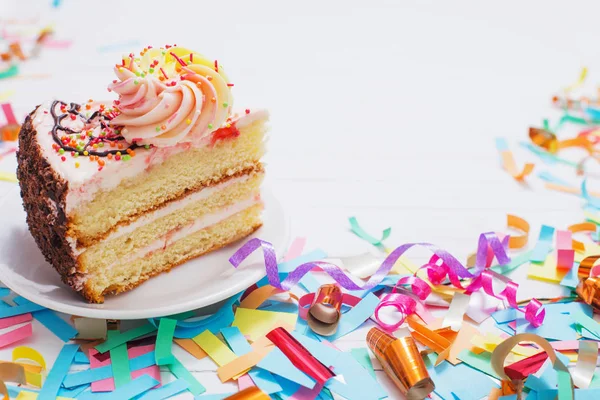 Gâteau d'anniversaire et décoration sur fond blanc en bois — Photo