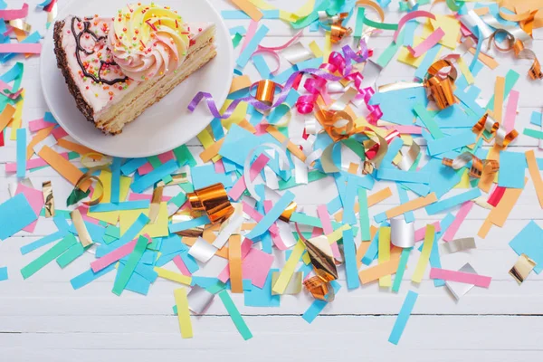 白色木质背景的生日蛋糕和装饰 — 图库照片