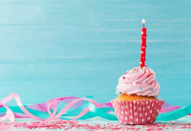 doğum günü pastası mavi ahşap zemin üzerine