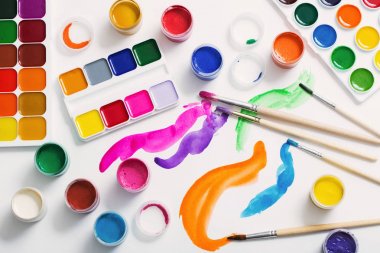 boyalar ve kağıt üzerinde fırçalar