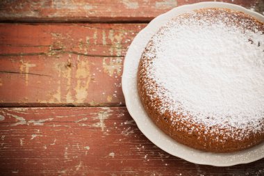 eski ahşap adam üzerinde çikolatalı pandispanya