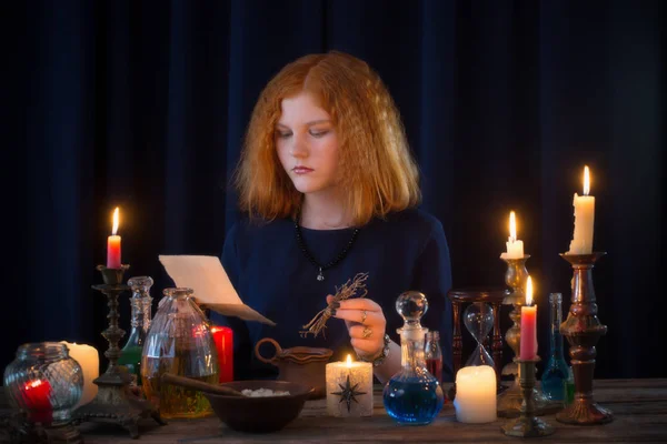 Joven bruja se dedica a la brujería — Foto de Stock