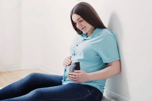 Embarazadas mujeres felices en el suelo — Foto de Stock