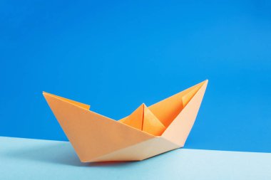 kağıt tekne mavi kağıt arka plan üzerinde