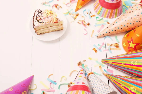 Születésnapi torta és dekoráció fehér fa háttér — Stock Fotó