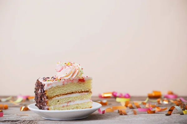 Piece of cake on a wooden table — Stock Photo, Image