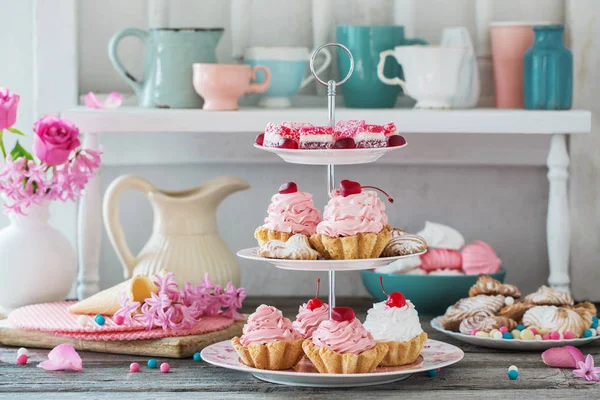 Kue merah muda di piring pada latar belakang putih — Stok Foto