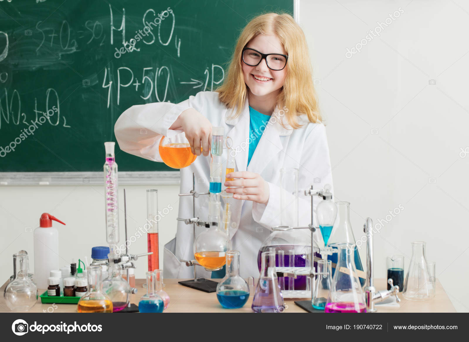 школьники на уроке химии. лицей-интернат феникс мольгино. школьники на уроке химии. современное преподавание химии. красивые химические опыты.