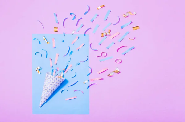 Капелюх на день народження з конфетті на паперовому фоні — стокове фото