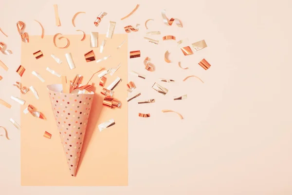 Födelsedag hatt med konfetti på papper bakgrund — Stockfoto