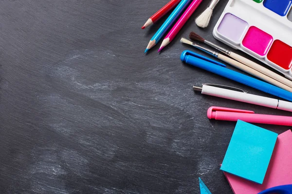 Papelería escolar en pizarra de fondo — Foto de Stock