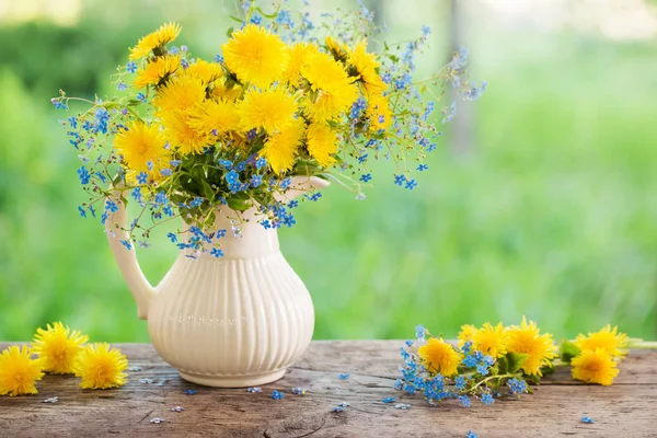 Boeket met forget-me-not en paardebloemen — Stockfoto