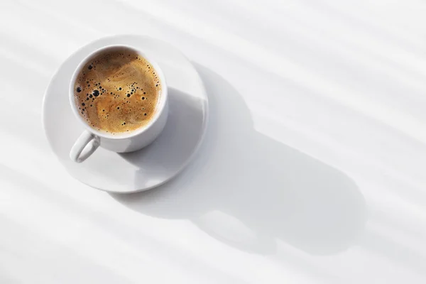 Beyaz masada bir fincan kahve. — Stok fotoğraf