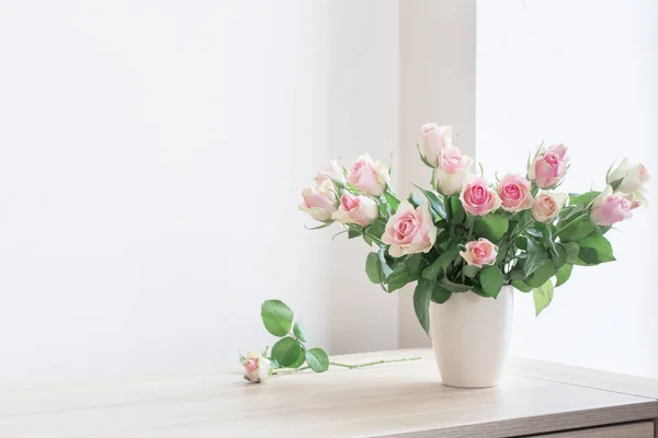 Rosa rosor i vas på vit bakgrund — Stockfoto