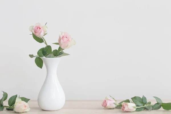 在白色背景上的花瓶粉红玫瑰 — 图库照片