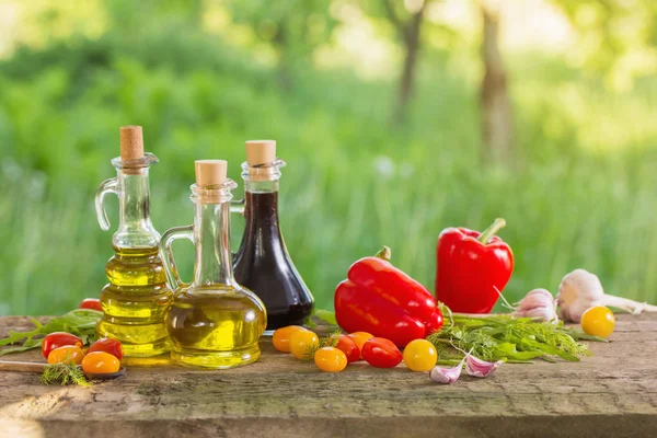 Gemüse mit Öl auf Holztisch im Freien — Stockfoto