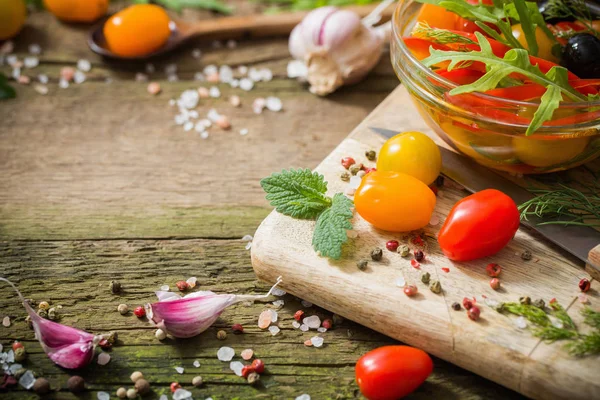 Légumes et olives sur fond vieux bois — Photo