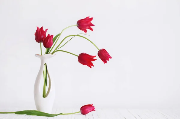 Tulipanes Rojos Jarrón Sobre Fondo Blanco — Foto de Stock